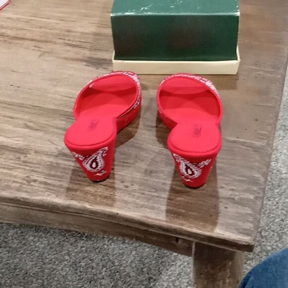 Coldwater Creek bandana print slide/mule. Red white & black size 6.5 NWB - Picture 4 of 5